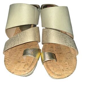 NWOB  Donald Pliner Montce 26 Wedge Sandal Size 9  Gold Metallic